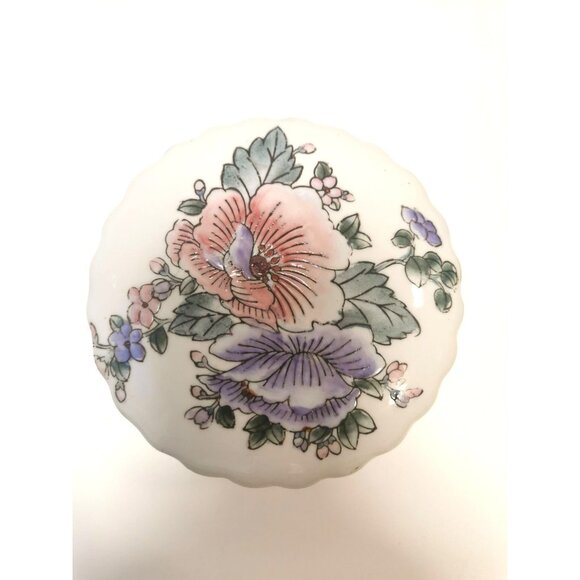 Decorative Scalloped Trinket Box with Gold Trim Vintage Asian Signed Porcelain - Picture 2 of 10